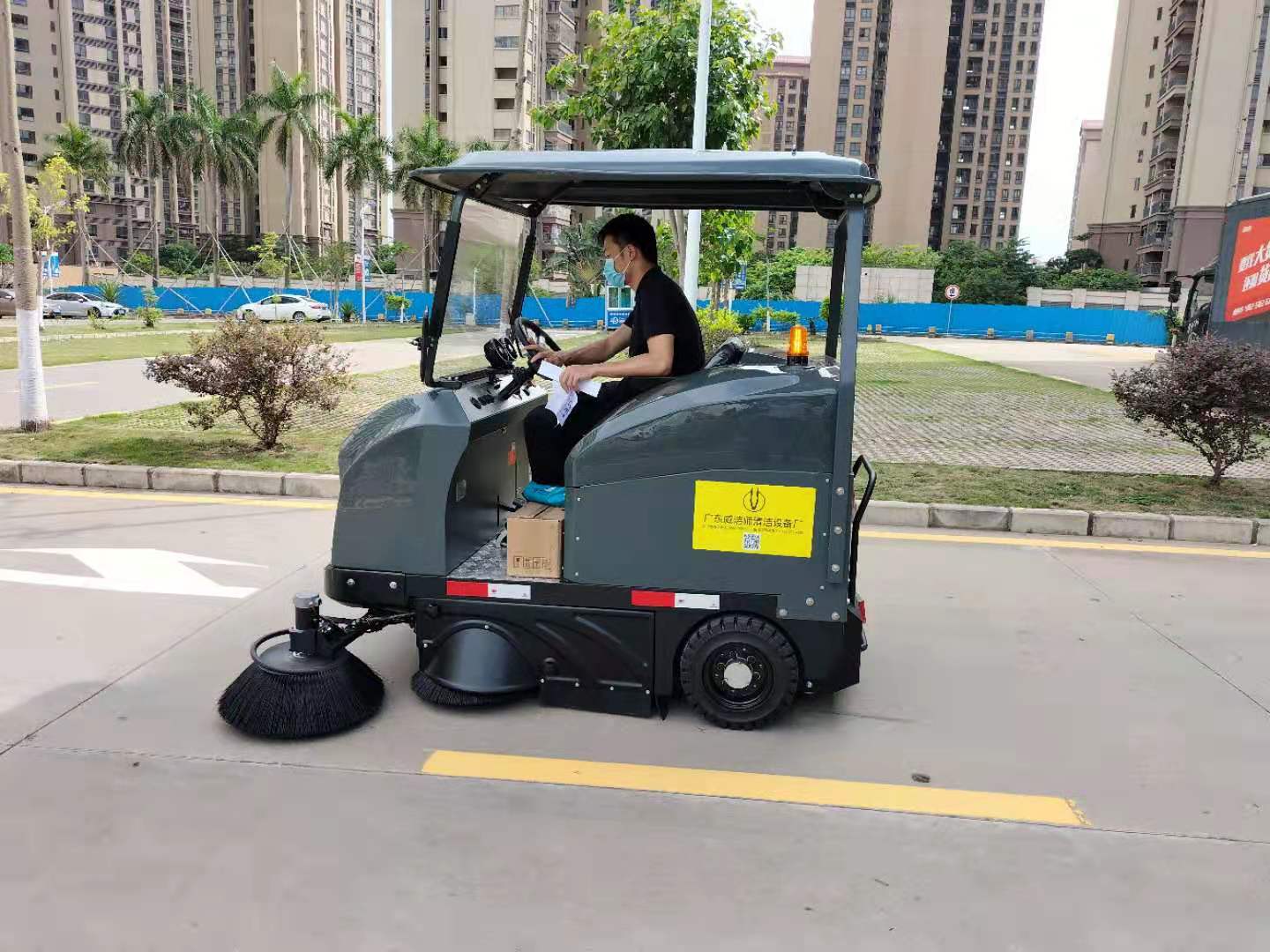智能驅(qū)動，潔凈未來：駕駛式掃地車的革新之路